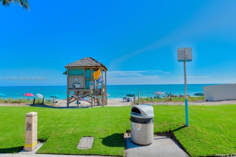 Снять в аренду таунхаус в Дирфилд-Бич, Флорида 3 спальни, 216.18м2, № 2033411 - фото 11