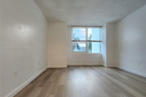 Condo in Hollywood, Florida, 1 bedroom  № 2392367 - photo 16