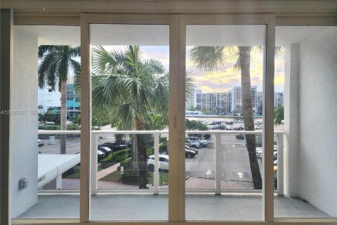 Condo in Hollywood, Florida, 1 bedroom  № 2392367 - photo 19