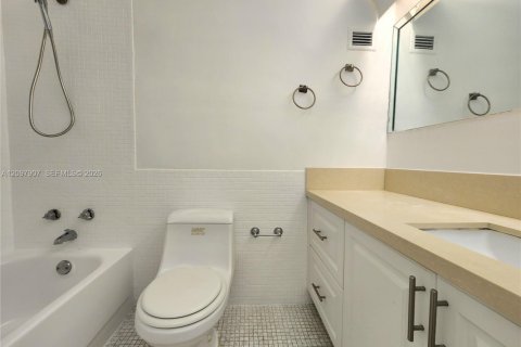 Condo in Hollywood, Florida, 1 bedroom  № 2392367 - photo 14