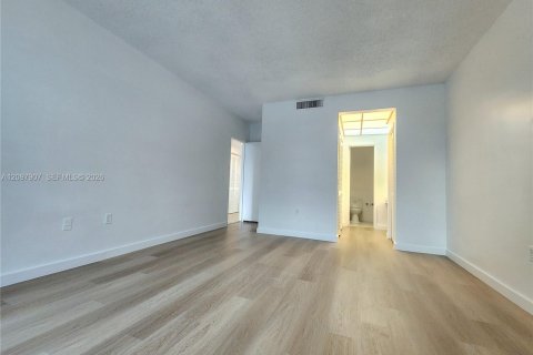 Condo in Hollywood, Florida, 1 bedroom  № 2392367 - photo 17