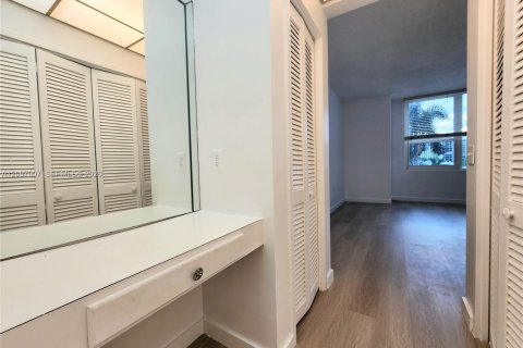 Condo in Hollywood, Florida, 1 bedroom  № 2392367 - photo 15