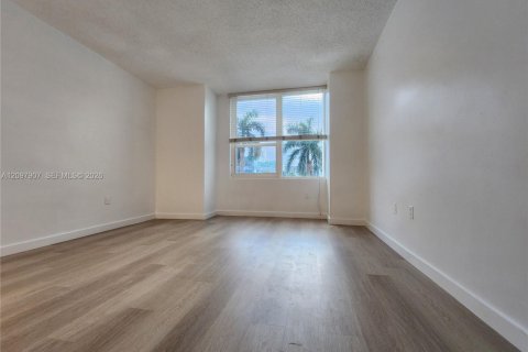 Condo in Hollywood, Florida, 1 bedroom  № 2392367 - photo 10