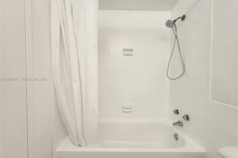 Condo in Hollywood, Florida, 1 bedroom  № 2392367 - photo 13