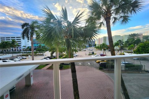 Condo in Hollywood, Florida, 1 bedroom  № 2392367 - photo 2