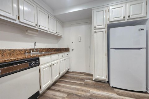 Condo in Hollywood, Florida, 1 bedroom  № 2392367 - photo 3