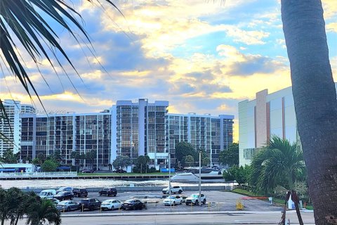Condo in Hollywood, Florida, 1 bedroom № 2392367