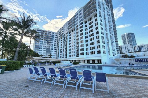 Condo in Hollywood, Florida, 1 bedroom  № 2392367 - photo 27