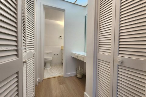 Condo in Hollywood, Florida, 1 bedroom  № 2392367 - photo 11