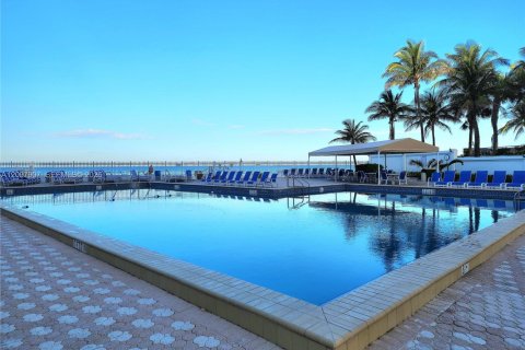 Condo in Hollywood, Florida, 1 bedroom  № 2392367 - photo 28