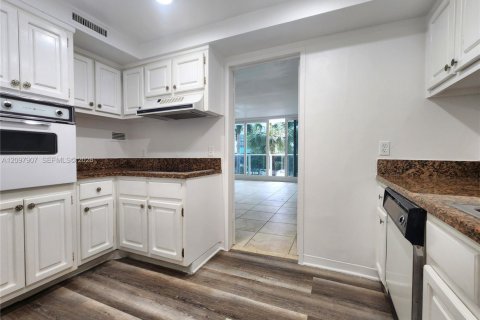 Condo in Hollywood, Florida, 1 bedroom  № 2392367 - photo 7