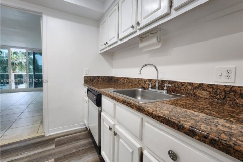 Condo in Hollywood, Florida, 1 bedroom  № 2392367 - photo 8