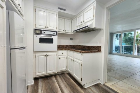 Condo in Hollywood, Florida, 1 bedroom  № 2392367 - photo 6