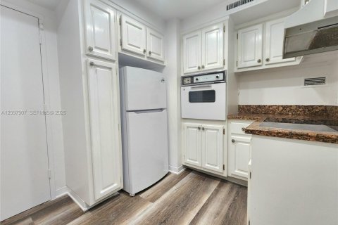 Condo in Hollywood, Florida, 1 bedroom  № 2392367 - photo 5