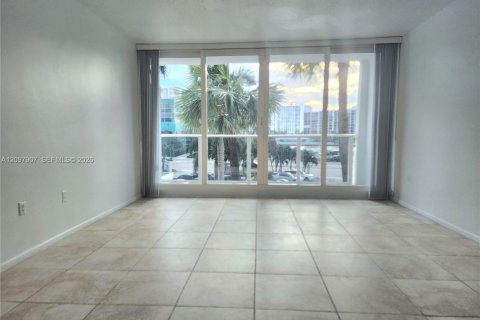 Condo in Hollywood, Florida, 1 bedroom  № 2392367 - photo 18