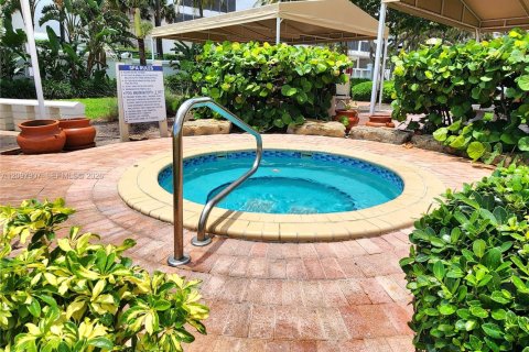 Condo in Hollywood, Florida, 1 bedroom  № 2392367 - photo 29