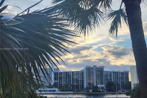 Condo in Hollywood, Florida, 1 bedroom  № 2392367 - photo 20