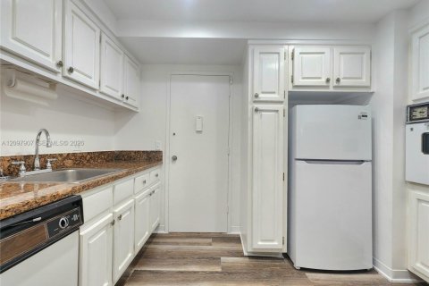 Condo in Hollywood, Florida, 1 bedroom  № 2392367 - photo 4