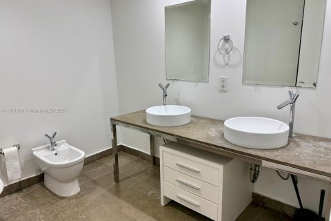 Condo in Miami, Florida, 1 bedroom  № 1968103 - photo 11