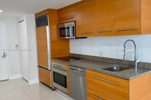 Condo in Miami, Florida, 1 bedroom  № 1968103 - photo 7