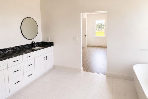 House in Tavares, Florida 5 bedrooms, 279.64 sq.m. № 2210029 - photo 11