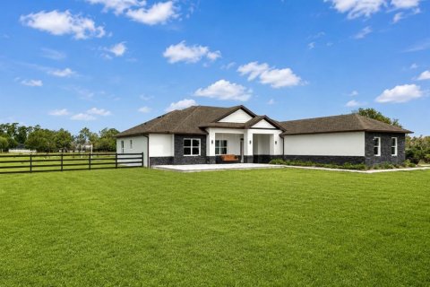 House in Tavares, Florida 5 bedrooms, 279.64 sq.m. № 2210029