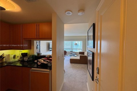 Condo in Miami, Florida, 1 bedroom  № 2016464 - photo 5