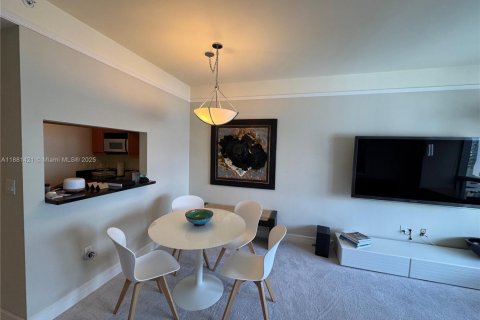 Condo in Miami, Florida, 1 bedroom  № 2016464 - photo 4