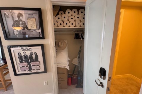 Condo in Miami, Florida, 1 bedroom  № 2016464 - photo 7