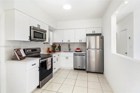 Villa ou maison à louer à North Miami Beach, Floride: 3 chambres, 99.96 m2 № 2168157 - photo 3