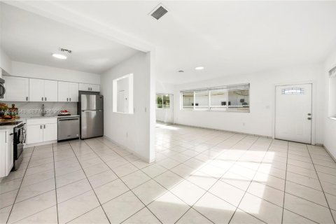 Villa ou maison à louer à North Miami Beach, Floride: 3 chambres, 99.96 m2 № 2168157 - photo 4