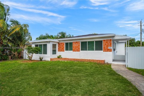 Villa ou maison à louer à North Miami Beach, Floride: 3 chambres, 99.96 m2 № 2168157 - photo 2