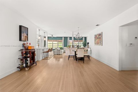 House in Coral Gables, Florida 3 bedrooms, 184.6 sq.m. № 1867183 - photo 16