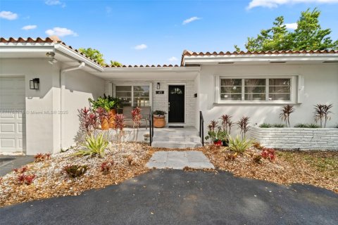 House in Coral Gables, Florida 3 bedrooms, 184.6 sq.m. № 1867183 - photo 1