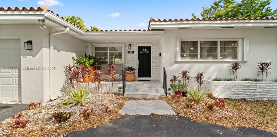 House in Coral Gables, Florida 3 bedrooms, 184.6 sq.m. № 1867183