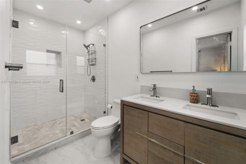 House in Coral Gables, Florida 3 bedrooms, 184.6 sq.m. № 1867183 - photo 12