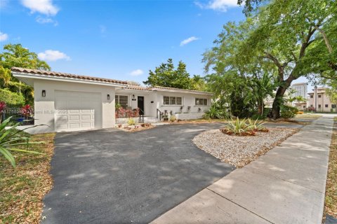 House in Coral Gables, Florida 3 bedrooms, 184.6 sq.m. № 1867183 - photo 18