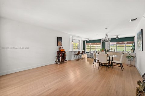 House in Coral Gables, Florida 3 bedrooms, 184.6 sq.m. № 1867183 - photo 10