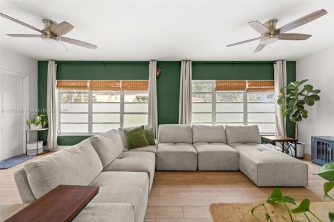 House in Coral Gables, Florida 3 bedrooms, 184.6 sq.m. № 1867183 - photo 3