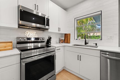 House in Coral Gables, Florida 3 bedrooms, 184.6 sq.m. № 1867183 - photo 7