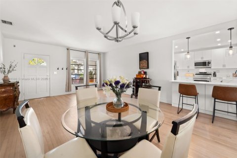 House in Coral Gables, Florida 3 bedrooms, 184.6 sq.m. № 1867183 - photo 8