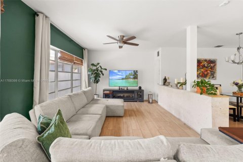 House in Coral Gables, Florida 3 bedrooms, 184.6 sq.m. № 1867183 - photo 6