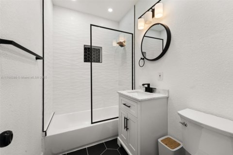 House in Coral Gables, Florida 3 bedrooms, 184.6 sq.m. № 1867183 - photo 11