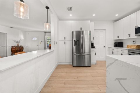 House in Coral Gables, Florida 3 bedrooms, 184.6 sq.m. № 1867183 - photo 4
