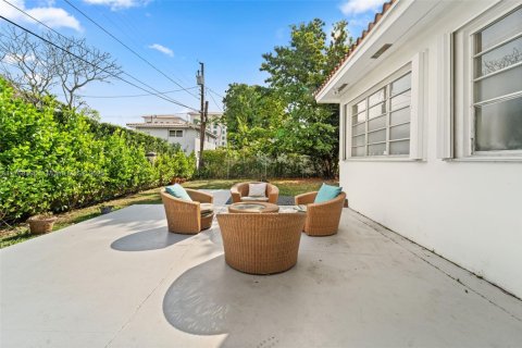 House in Coral Gables, Florida 3 bedrooms, 184.6 sq.m. № 1867183 - photo 17