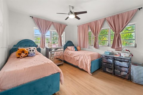House in Coral Gables, Florida 3 bedrooms, 184.6 sq.m. № 1867183 - photo 15
