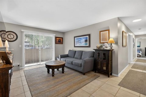 Condo in Saint Petersburg, Florida, 3 bedrooms  № 1888544 - photo 2