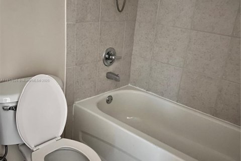 Condo in Hollywood, Florida, 2 bedrooms  № 1972230 - photo 12