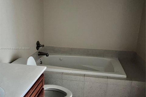 Condo in Hollywood, Florida, 2 bedrooms  № 1972230 - photo 9