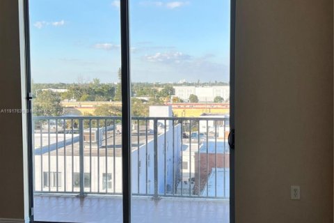 Condo in Hollywood, Florida, 2 bedrooms  № 1972230 - photo 8